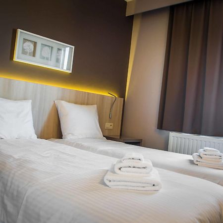Hotel Les 100 Ciels Сен-Юбер Екстериор снимка