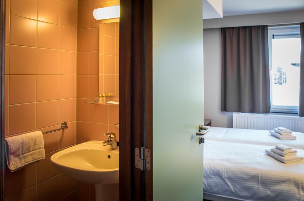 Hotel Les 100 Ciels Сен-Юбер Екстериор снимка