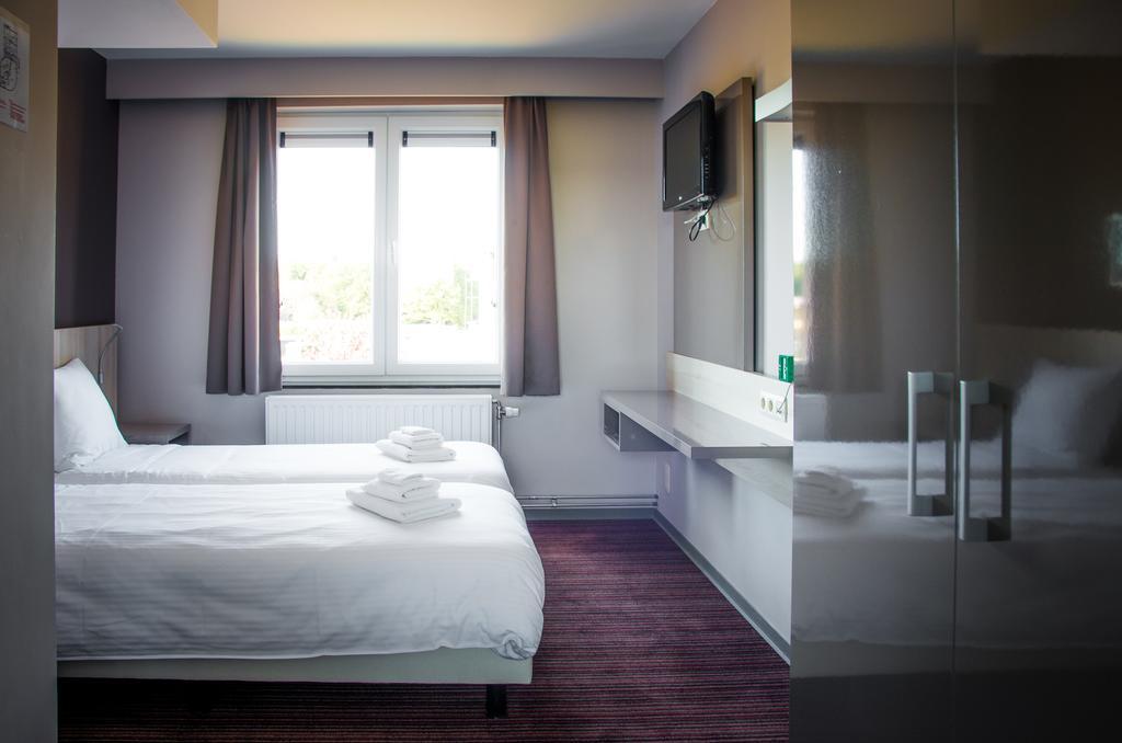 Hotel Les 100 Ciels Сен-Юбер Екстериор снимка