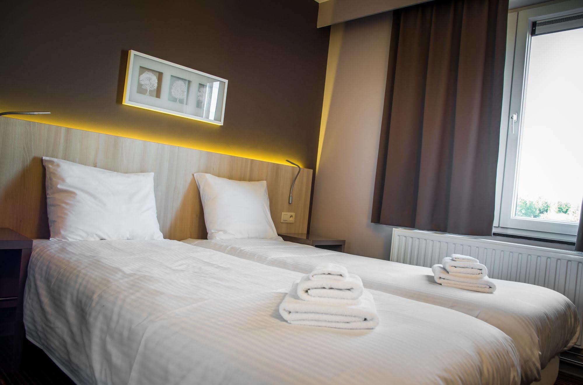 Hotel Les 100 Ciels Сен-Юбер Екстериор снимка